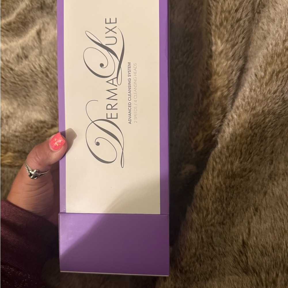Brand New DermaLuxe Advanced Cleansing System 2 Speeds/4 Heads